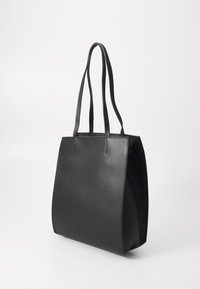 Svart lær totebag med to lange håndtak, en strukturert form, glatt tekstur og minimalistisk design. Ingen synlig maskinvare eller detaljer.