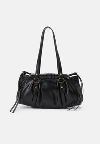 Svart skulderveske i skinn med to lange stropper, gullfarget metallutstyr, sideløsninger og et svakt rynket design.
