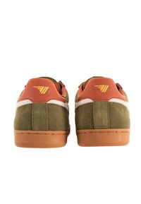 Zapatillas de ante verde con acentos de cuero naranja, suelas de goma color beige y una franja blanca. Presenta un logo dorado en el talón.