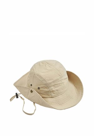 Cappello da sole beige a tesa larga con cinturino sotto il mento e occhielli metallici, progettato per la protezione all'aperto.