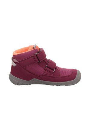 Dunkelhrote Mid-Top-Schuhe für Kinder mit orangefarbenem Innenleben, ausgestattet mit zwei Klettverschlussriemen und einem strukturierten synthetischen Obermaterial, graue Außensohle.