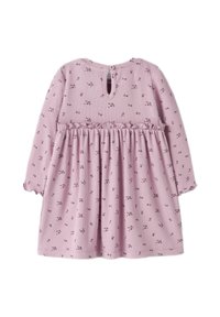 Robe bébé rose à manches longues côtelées avec petit imprimé floral, couture froncée à la taille et fermeture à boutons au niveau de l'encolure dos.