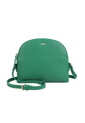 Sac bandoulière en cuir vert avec dessus incurvé, sangle ajustable avec boucle, et petit logo doré en forme d'animal sur le devant.