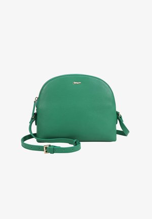 Groene leren crossbodytas met een gebogen bovenkant, verstelbare riem met gesp en een klein gouden diervormig logo aan de voorkant.