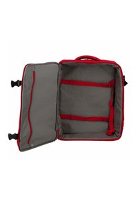 Rode reistas met een grijze binnenkant. Kenmerken zijn onder andere een open ontwerp, ruime opbergruimte en verstelbare banden om de inhoud te beveiligen.