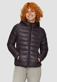 Veste en duvet de couleur violet foncé avec un design matelassé horizontal, fermeture éclair à l'avant et capuche ; elle dispose de poignets élastiques et de deux poches latérales.