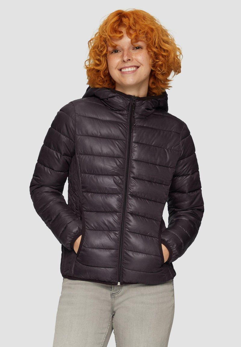 Veste en duvet de couleur violet foncé avec un design matelassé horizontal, fermeture éclair à l'avant et capuche ; elle dispose de poignets élastiques et de deux poches latérales.