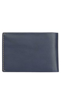 Cartera de cuero azul marino con líneas limpias, costuras visibles y una textura suave. Forma rectangular compacta sin acentos adicionales.