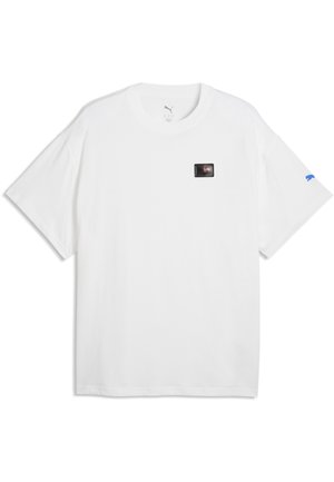 T-shirt bianca a maniche corte con un piccolo logo rettangolare nero sul petto sinistro e un logo Puma blu sulla manica sinistra.