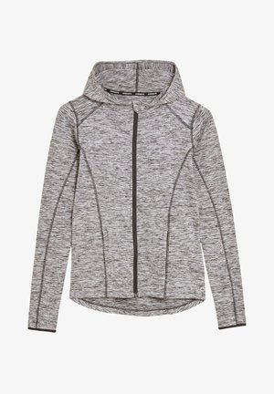 Mujer con trenza larga que lleva una camiseta gris con capucha y textura de manga larga y leggins negros, vista desde atrás.