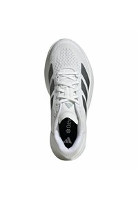 Zapatilla deportiva blanca con un upper de malla transpirable, que presenta tres franjas negras, punta redonda y cuello acolchado para mayor comodidad.