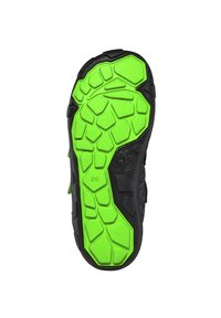 Zwarte en groene buitenzool met een textuurpatroon, bestaande uit hexagonale en rechthoekige vormen, gemarkeerd met de maat '28.'