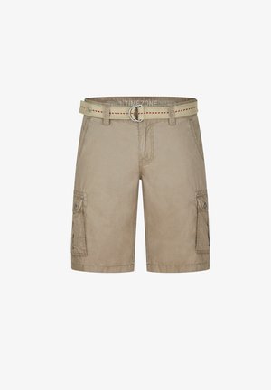 Shorts cargo beiges en tissu texturé, avec des poches latérales, un devant plat, et une ceinture claire avec une boucle ronde en argent.