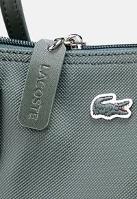 Lacoste CONCEPT VERTICAL - Saco de mão - sinople