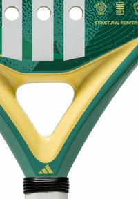 Groen en gele tennisracket handgreep met driehoekige uitsparing, gemarmerde grip, drie perforaties en duidelijke grafische patronen.