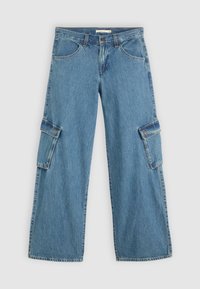 Pantalon cargo en denim bleu à jambes larges avec poches avant, poches latérales à rabat sur les deux jambes, et passants de ceinture à la taille.