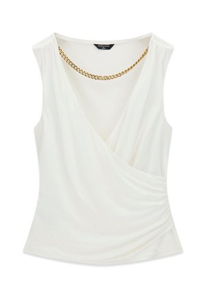 Haut blanc sans manches style portefeuille avec un décolleté en V profond et un détail de chaîne dorée le long du col, froncé sur le côté.