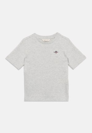 T-shirt grigio chiaro a maniche corte con piccolo logo sul petto con scudo e scritta "GANT", scollo rotondo e orlo dritto.