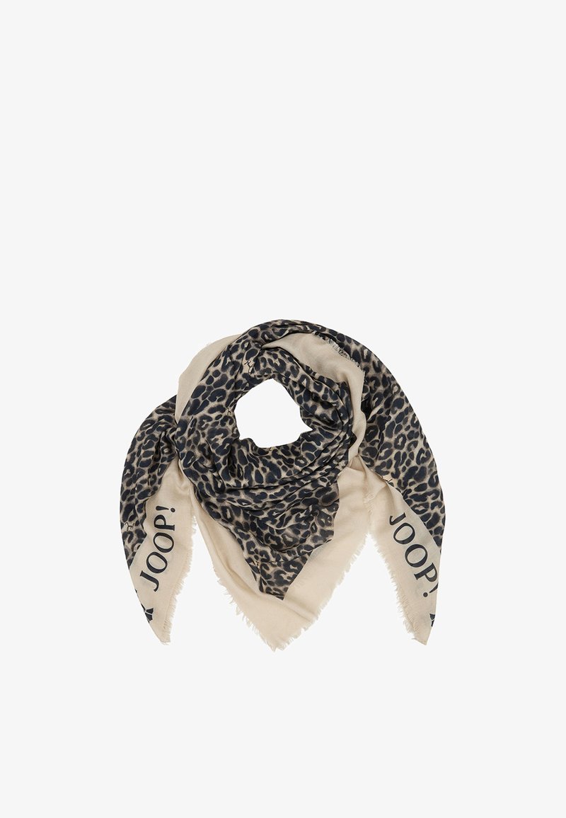 Miękki beżowy szal z czarno-brązowym wzorem w cętki przypominający lamparta, z frędzlami na krawędziach i napisem "JOOP!" na przeciwległych rogach.