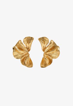 Kolczyki z metalu o złotym odcieniu, ukształtowane jak fakturowane, zakrzywione liście miłorzębu z wyraźnymi żyłkami i błyszczącym wykończeniem.