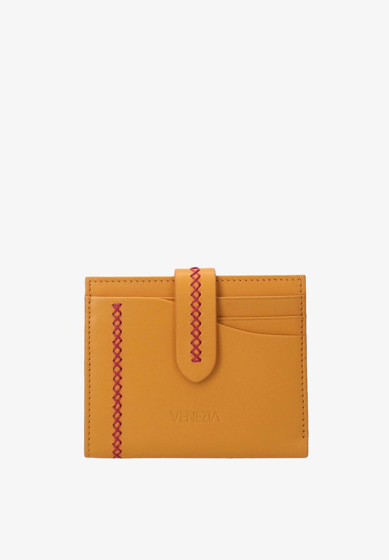 Porte-cartes en cuir jaune avec une surface texturée, accent de surpiqûre rouge, fermeture à rabat central et plusieurs fentes pour cartes d'un côté.