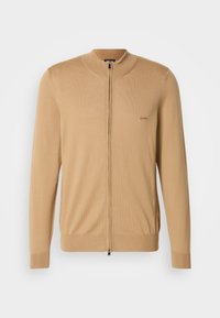 Camelkleurige heren sweater met volledige rits, ribgebreide manchetten en zoom, met een klein "BOSS"-logo op de linkerborst.