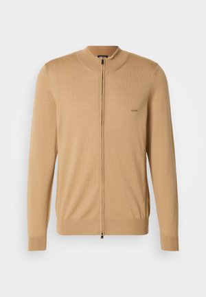 Męski sweter w kolorze camel z pełnym zamkiem, z prążkowanymi mankietami i dołem, z małym logo "BOSS" po lewej stronie klatki piersiowej.