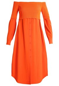 Robe orange à manches longues décolletée, avec un corsage en maille côtelée et une jupe en tissu lisse à boutons sur le devant.