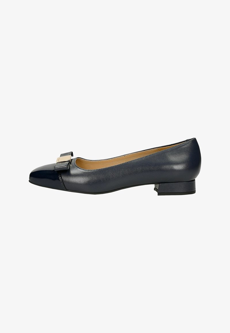 Chaussure plate en cuir bleu marine avec un petit talon, un bout arrondi avec un capuchon brillant et un nœud décoratif avec un détail métallique à l'avant.