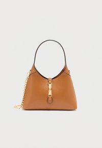 Sac à main en cuir fauve avec une poignée incurvée, des ferrures dorées et un détail de fermeture proéminent. Présente une texture lisse et un design sobre.