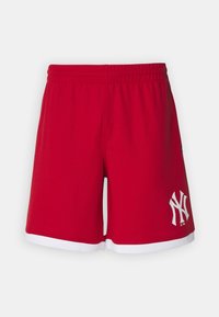 Shorts de sport rouges avec un bord blanc à l'ourlet, arborant un grand logo blanc des New York Yankees sur la jambe gauche. Taille élastique.