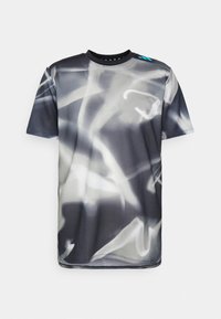 Camiseta de manga corta con diseño en negro y gris con patrones abstractos en forma de olas. Presenta un cuello negro sólido y un acento azul en el hombro.