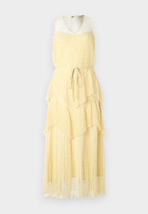 Kollane kihiline kleit V-kaelusega, ilma varrukateta disain, millel on struktureeritud riie ja vöödega sidumisvöö talje juures.