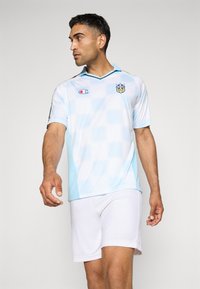  Lichtblauwe geruite short-sleeve voetbalshirt met een kraag, voorzien van een logo op de borst. Draag met witte sportshorts.