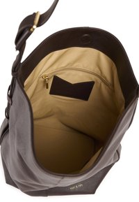 Sac à main en cuir marron à texture lisse, avec un intérieur beige, une poche zippée et un détail de marque. Conception à ouverture supérieure.