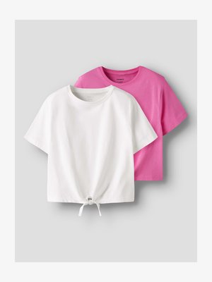 Trumpomis rankovėmis medvilniniai marškinėliai balti, su priekiniu raišteliu, ir vienspalviai rožiniai, abu su apvaliais kaklais, rodomi pilkame fone.