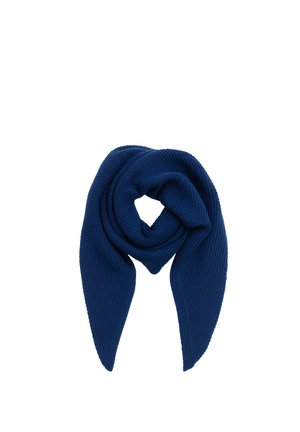 Donkerblauwe gebreide sjaal gevouwen tot een losse lus met puntige uiteinden, geïsoleerd op een witte achtergrond.