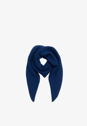 Donkerblauwe gebreide sjaal gevouwen tot een losse lus met puntige uiteinden, geïsoleerd op een witte achtergrond.