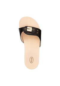 Svart lädersandal med bred rem och detalj i guldspänne. Träfotbädd med en slät yta, med en logotyp från varumärket.
