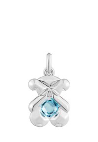 Srebrny wisiorek z kwiatowym wzorem i centralnym jasno niebieskim kamieniem szlachetnym, gładką wypolerowaną powierzchnią oraz oczkiem do zawieszenia.