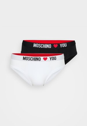 Zwei Paar Moschino-Unterwäsche: eines schwarz mit rotem und weißem Gummiband, das andere weiß mit rotem und schwarzem Gummiband, beide mit Logo-Text.