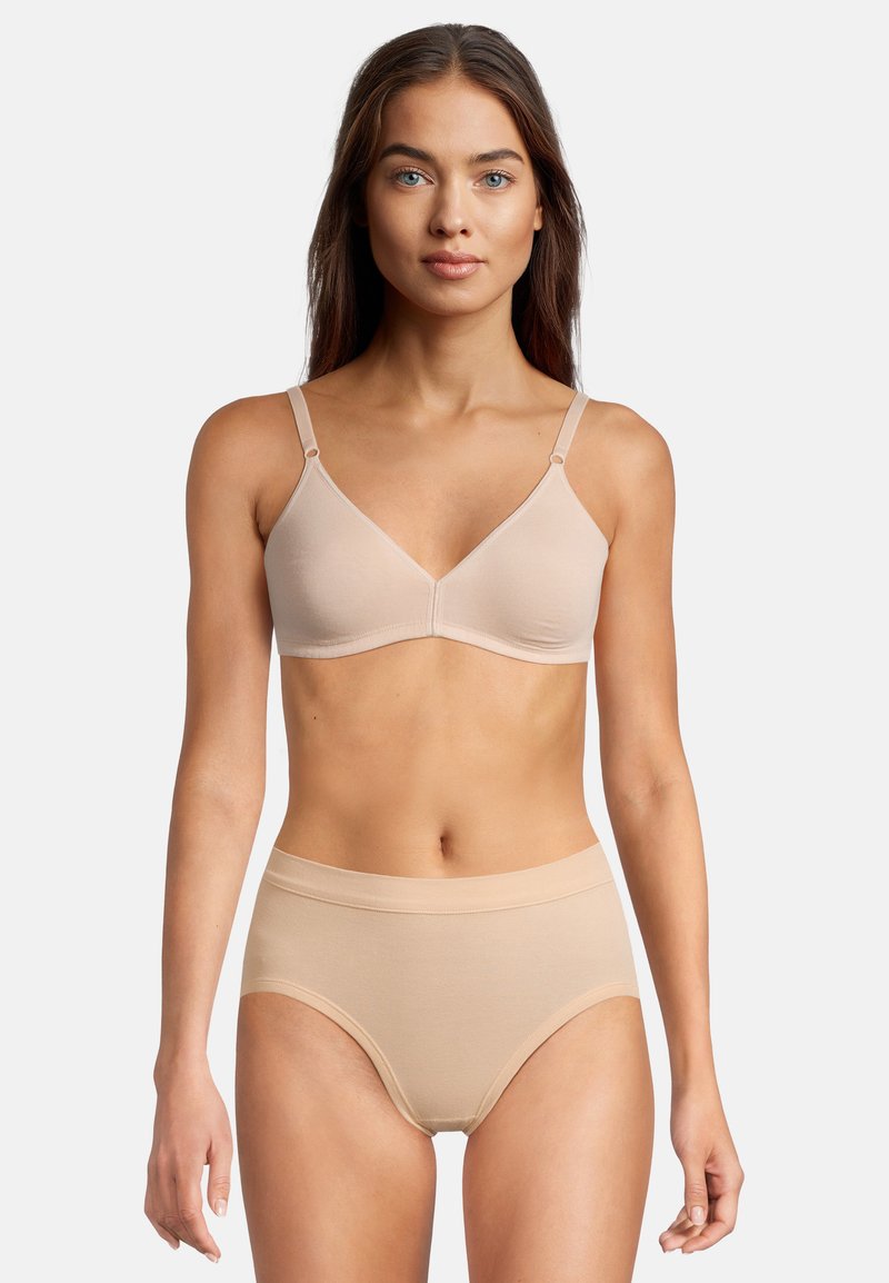 Soutien-gorge beige con spalline regolabili e coppe morbide, abbinato a slip a vita alta coordinati. Texture liscia, design senza cuciture.