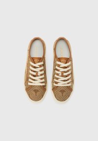 Sneaker di colore marrone chiaro con materiale tan perforato, lacci crema e dettagli floreali in rilievo sui lati. Fodera e soletta in morbido tessuto.