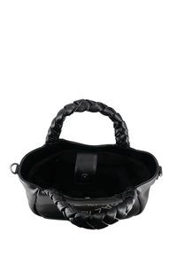 Borsa nera in pelle con manici intrecciati, apertura superiore e texture liscia. Presenta una piccola tasca interna con chiusura a scatto.