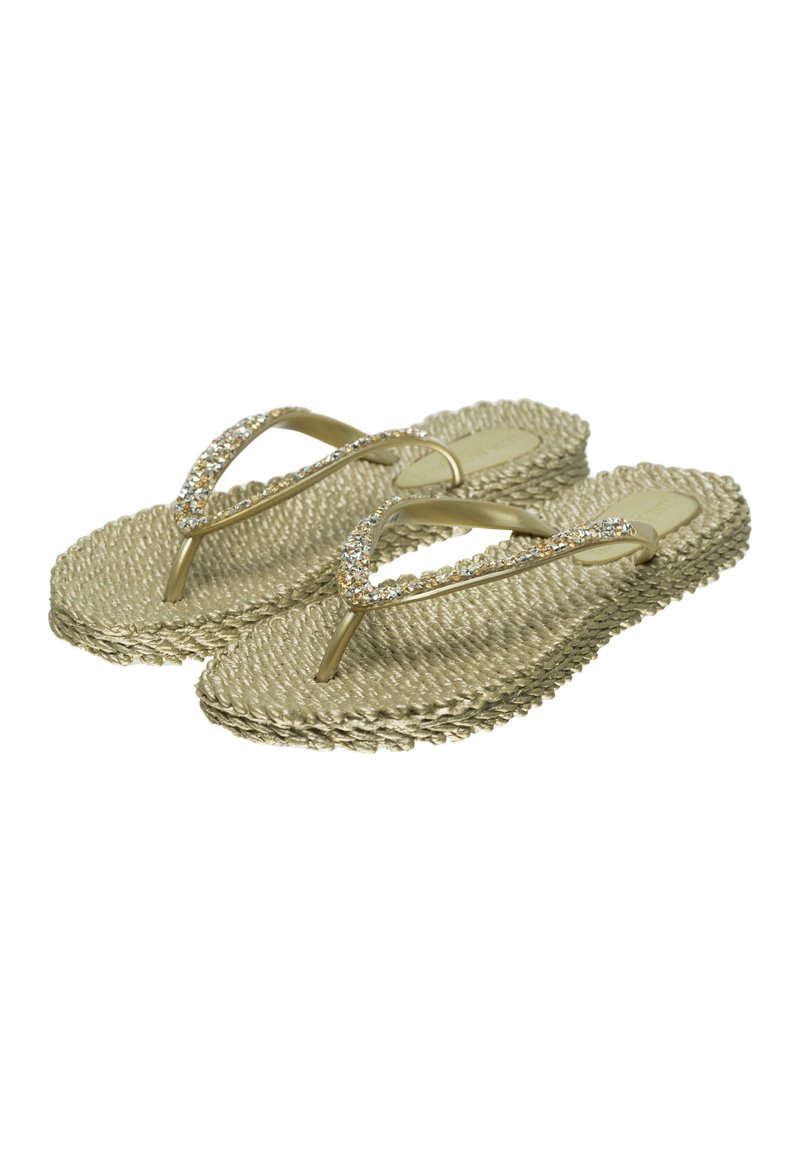 Chanclas entrelazadas doradas con tiras adornadas con piedras de strass, suela plana y diseño trenzado texturizado.