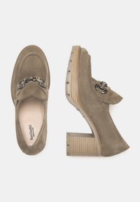 Mocasines de ante en verde oliva con un tacón bloque amplio y acanalado. Presenta una cadena decorativa en la parte delantera y punta redonda.