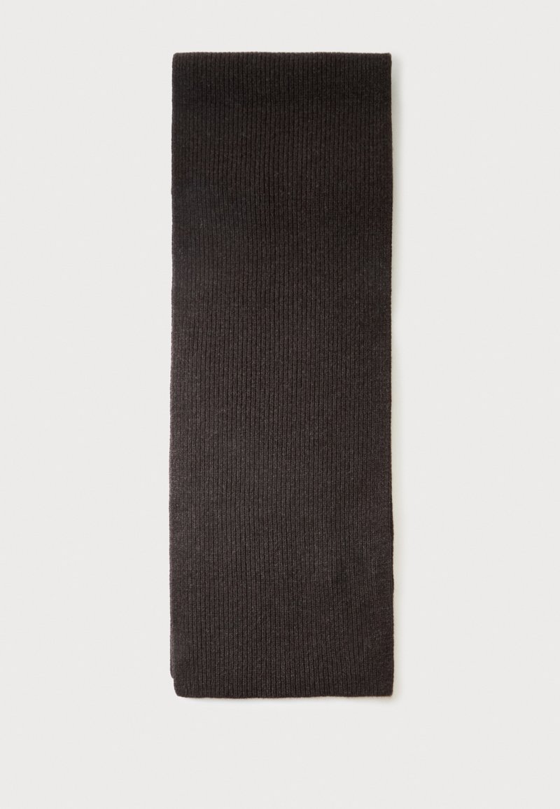 Écharpe rectangulaire en tricot côtelé marron foncé posée à plat sur un fond clair.