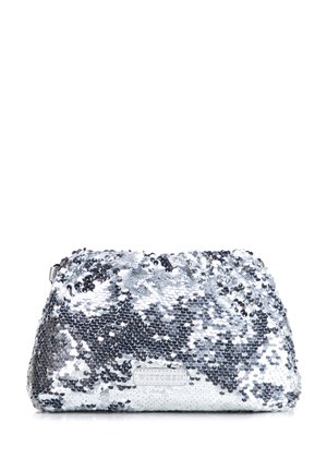 Pequeño bolso de mano plateado cubierto de lentejuelas brillantes con una etiqueta de la marca WITTCHEN en el frente.