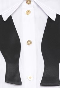 Camicia bianca con design classico di cravatta a farfalla nera, caratterizzata da bottoni dorati, un tessuto texture e un colletto affilato e appuntito.