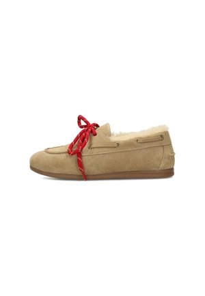 Mocassino in camoscio marrone chiaro con lacci rossi e morbida fodera in pelliccia crema, mostrato di lato su sfondo bianco.